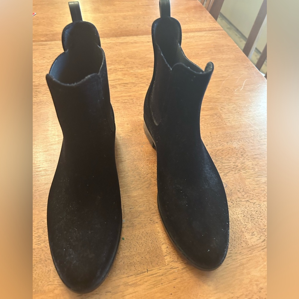 Elegant Black Heeled Boots - Picture 2 of 3